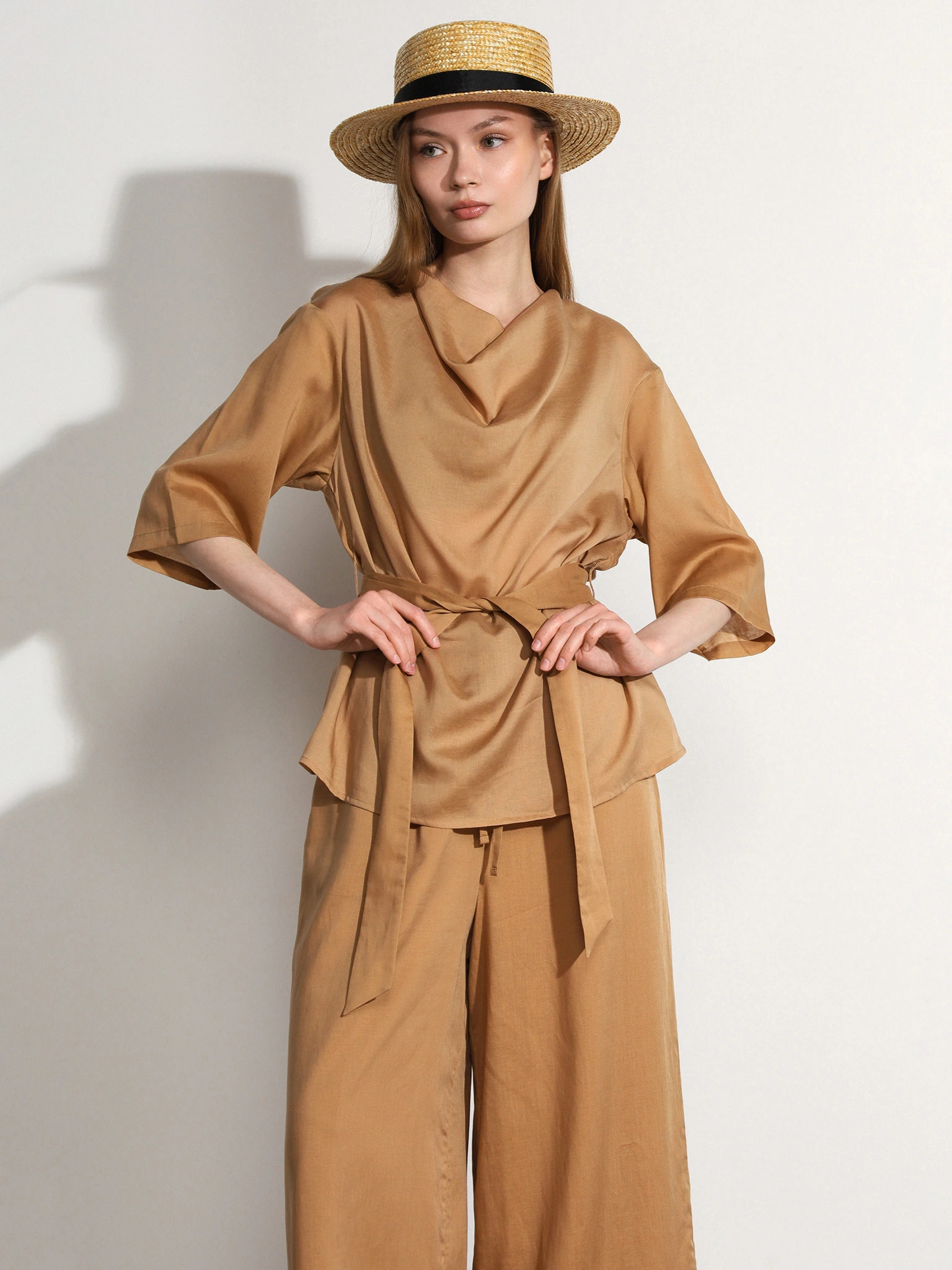 Блуза светло-коричневого цвета с поясом